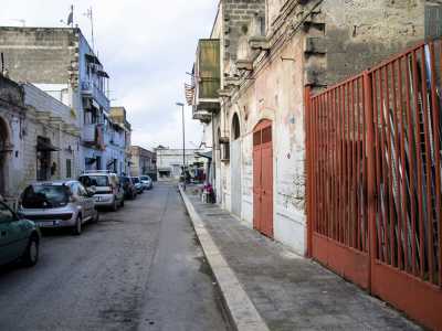 Una panoramica di via Matera, altra stradina fatiscente della zona del far west